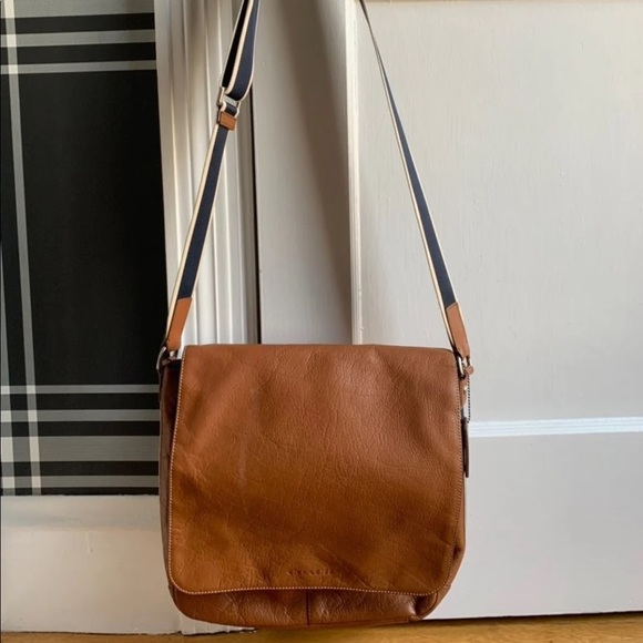 Coach Handbags - Coach leather crossbody messenger bag